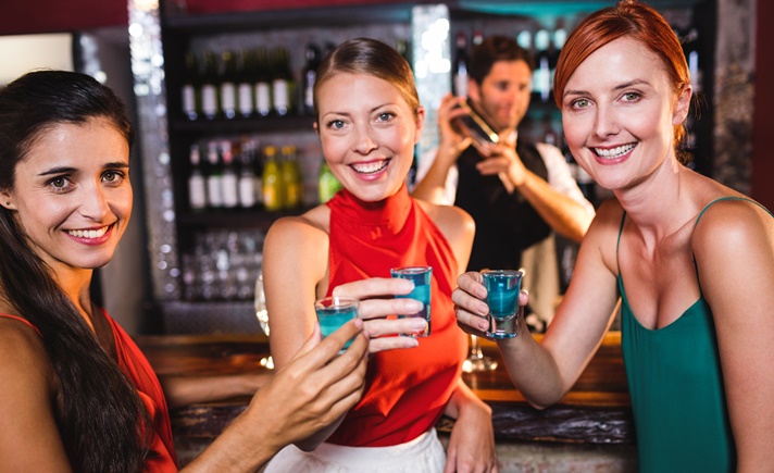 Mulheres participando de uma festa open bar